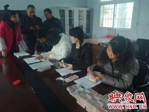 滎陽78名貴州籍農(nóng)民工兄弟拿到工資回家啦！