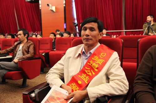 河南平頂山魯山縣電視臺的記者張朝岑受聘9頻道公益·愛心形象大使。