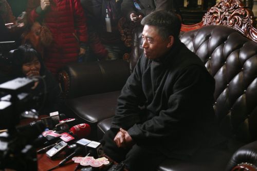 各路記者的長(zhǎng)槍短炮對(duì)準(zhǔn)了《大河兒女》主演陳寶國(guó)。