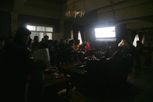 各路媒體記者探班《大河兒女》現(xiàn)場(chǎng)。