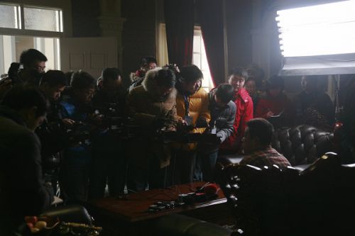 各路媒體記者探班《大河兒女》現(xiàn)場(chǎng)。