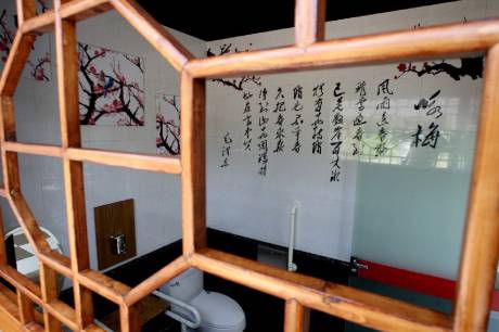 杭州一“四星級(jí)”公廁亮相