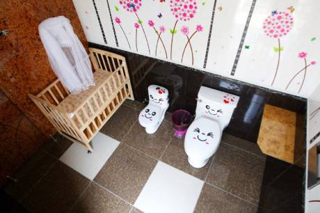 杭州一“四星級(jí)”公廁亮相