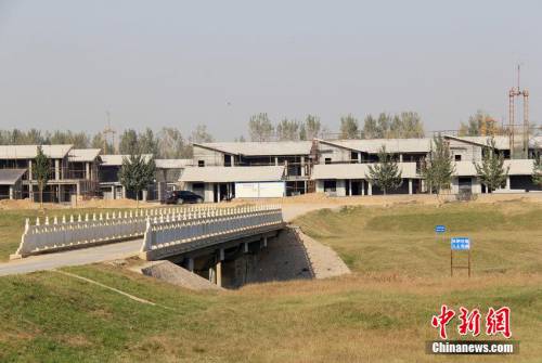 鄭州黃河邊現(xiàn)大規(guī)模別墅群 鄭州黃河邊現(xiàn)大規(guī)模別墅群