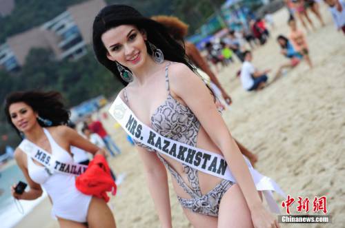 環(huán)球夫人全球總決賽上演泳裝秀