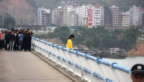 女子跳橋失蹤 網(wǎng)友指責(zé)警方處警不當(dāng) 女子跳橋失蹤 網(wǎng)友指責(zé)警方處警不當(dāng)