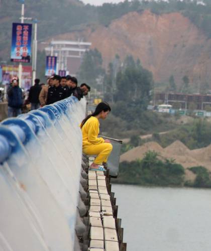 女子跳橋失蹤 網(wǎng)友指責(zé)警方處警不當(dāng) 女子跳橋失蹤 網(wǎng)友指責(zé)警方處警不當(dāng)