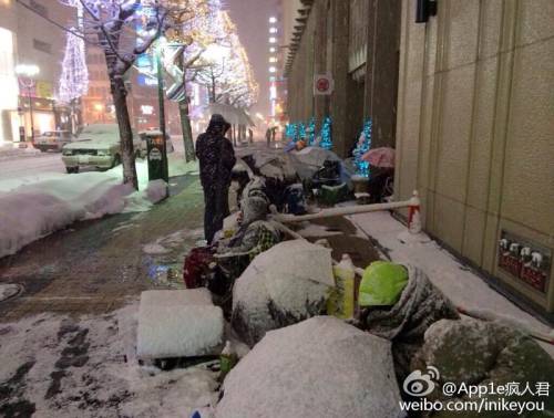 日本果粉雪夜排隊 警察拍肩確認(rèn)死活 日本果粉雪夜排隊 警察拍肩確認(rèn)死活