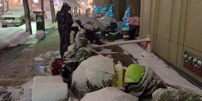 日本果粉雪夜排隊 警察拍肩確認(rèn)死活 日本果粉雪夜排隊 警察拍肩確認(rèn)死活