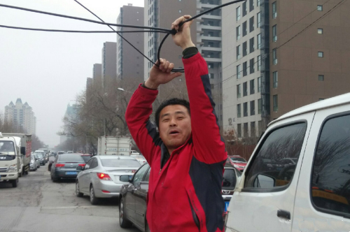 線纜被刮斷影響交通 沈陽昨現(xiàn)