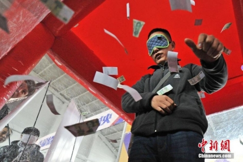 沈陽房交會(huì)上演蒙眼撈錢促銷