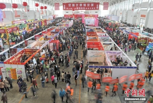 沈陽房交會(huì)上演蒙眼撈錢促銷