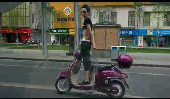 奇葩男子電動(dòng)車(chē)上秀雜技 戴墨鏡大撒把
