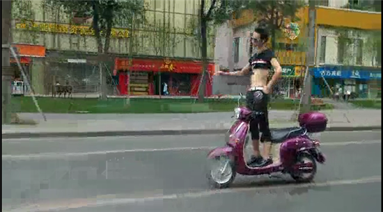 奇葩男子電動(dòng)車(chē)上秀雜技 戴墨鏡大撒把