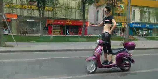 奇葩男子電動(dòng)車(chē)上秀雜技 戴墨鏡大撒把