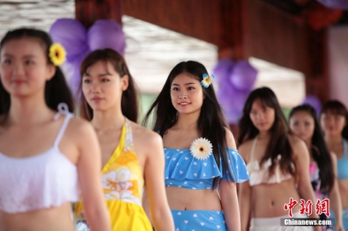 學(xué)生參加?；ㄐ２荽筚?穿比基尼秀身材