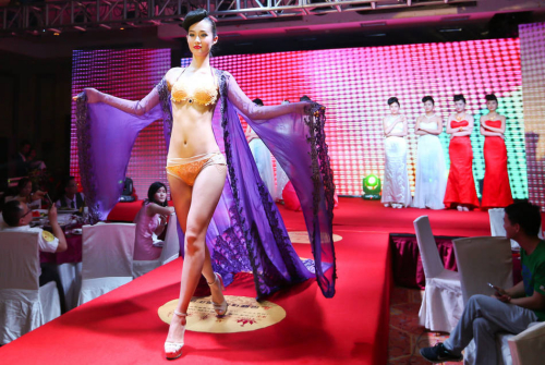 鄭州黃金內(nèi)衣秀現(xiàn)場(chǎng) 每套價(jià)值400萬元