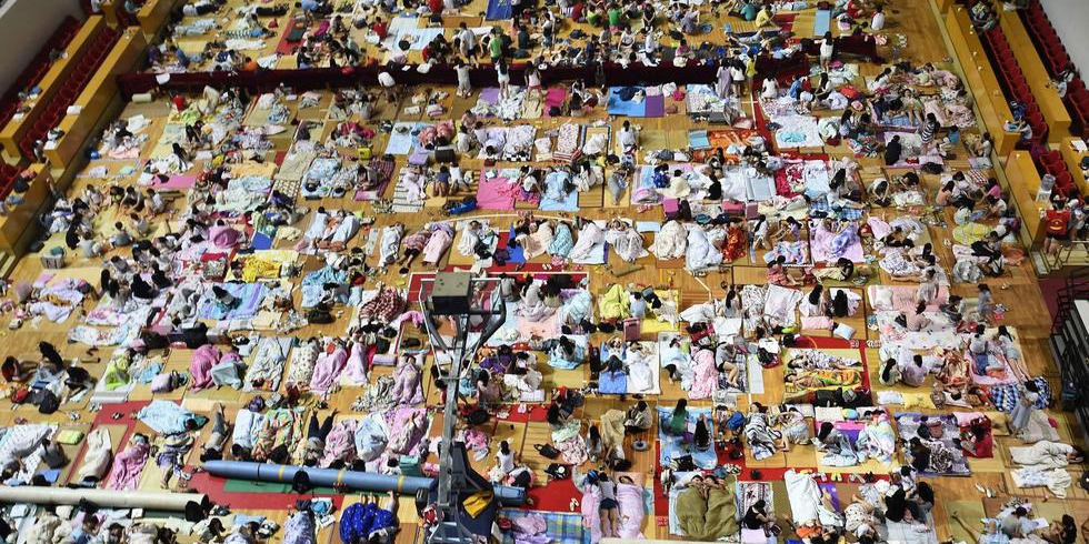 武漢持續(xù)高溫 華中師大學(xué)生體育館過夜 武漢持續(xù)高溫 華中師大學(xué)生體育館過夜