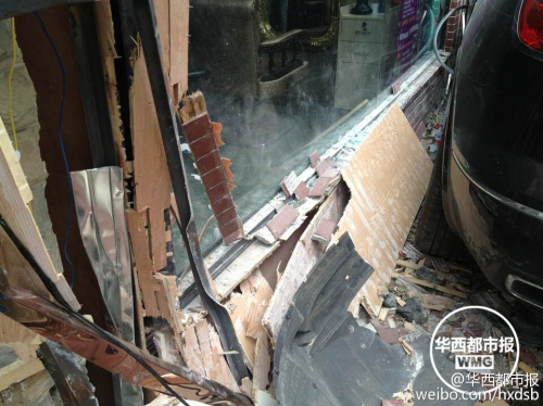 油門當(dāng)剎車 越野車差點沖進理發(fā)店 油門當(dāng)剎車 越野車差點沖進理發(fā)店