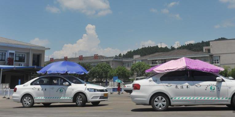 杭州一駕?，F(xiàn)遮陽(yáng)新招 教練車車頂撐傘