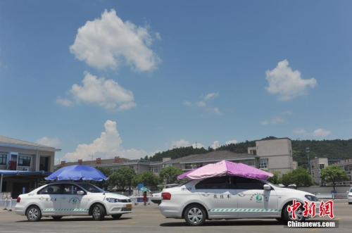 杭州一駕?，F(xiàn)遮陽(yáng)新招 教練車車頂撐傘