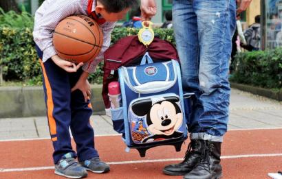 10月28日，記者對成都市某小學(xué)學(xué)生的書包進(jìn)行稱重，該學(xué)生書包的重量為7.8公斤