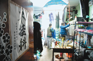 寢室門上的招貼表達(dá)了學(xué)生們的愿望，其實(shí)不逃課、少逃課才是不掛科的保證