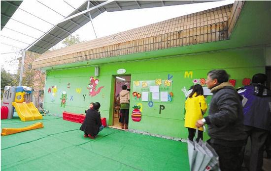 因?yàn)榕卵b修后的氣味影響孩子的健康，包括小葉在內(nèi)，很多家長(zhǎng)找到園方，要求換教室.