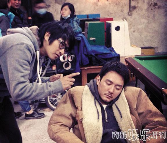 導(dǎo)演在認真給演員說戲，演員聽得也很認真。