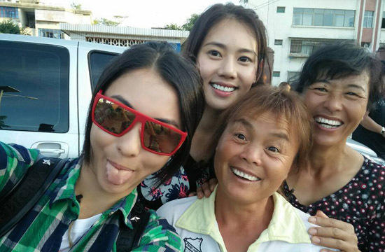 張柏芝與村民親切合影 張柏芝與村民親切合影