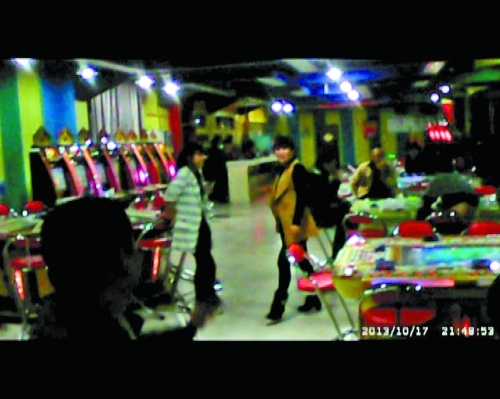 每臺(tái)賭博機(jī)跟前都有一個(gè)專門(mén)的工作人員服務(wù)(非正常拍攝)