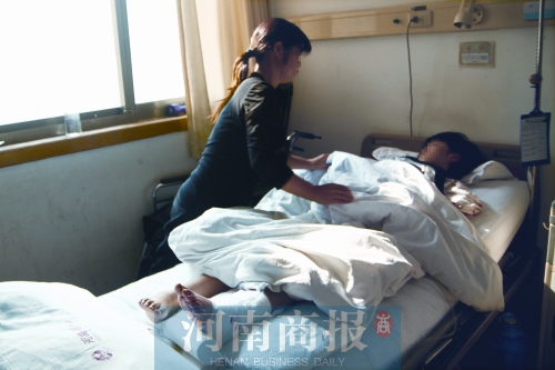 14歲的小美躺在病床上，左腿摔傷的部位還纏著繃帶