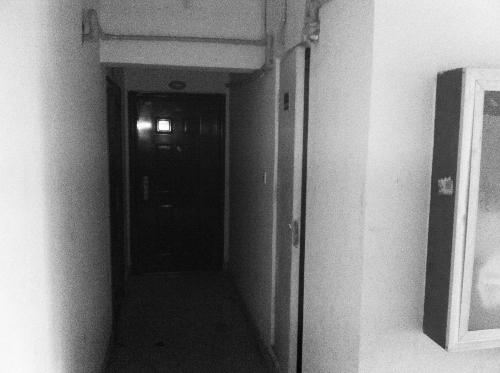 被砸網(wǎng)吧在鄭州安徐莊公館小區(qū)的一棟居民樓里，昨天，網(wǎng)吧已關(guān)門。