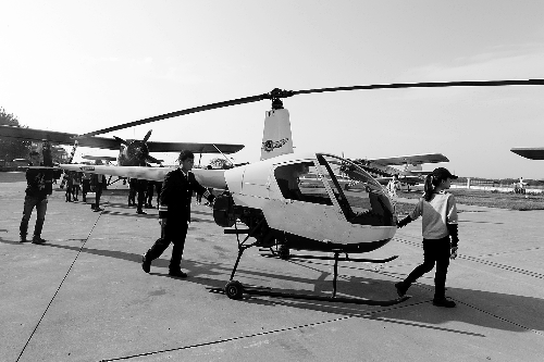 選拔賽現(xiàn)場(chǎng)，選手們正入場(chǎng)表演 記者 鄧萬里/攝