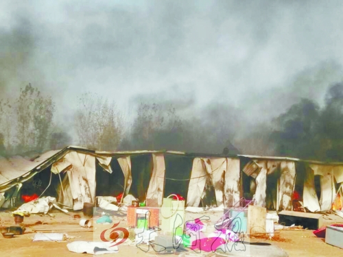 火勢(shì)蔓延前村民從屋內(nèi)搬出的冰箱、桌子等物品