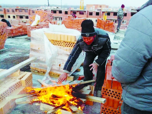 在俄羅斯工地打工時(shí)，因?yàn)樘焯洌と瞬坏貌辉诠さ厣鹑∨?。（圖由方先生提供）