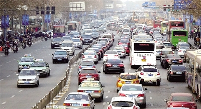 昨天下午，擁擠的花園路。 鄭州晚報(bào)記者 馬健 圖