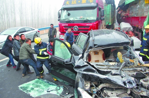 現(xiàn)場慘不忍睹，眾人合力施救。