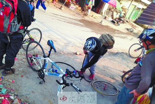 運(yùn)氣不好，十分鐘被扎了兩次胎，只能自己修車(chē)。