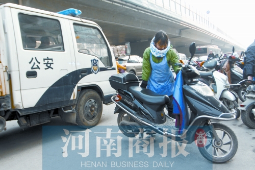 管理員把亂停放的電動(dòng)車移開 記者 唐韜/攝