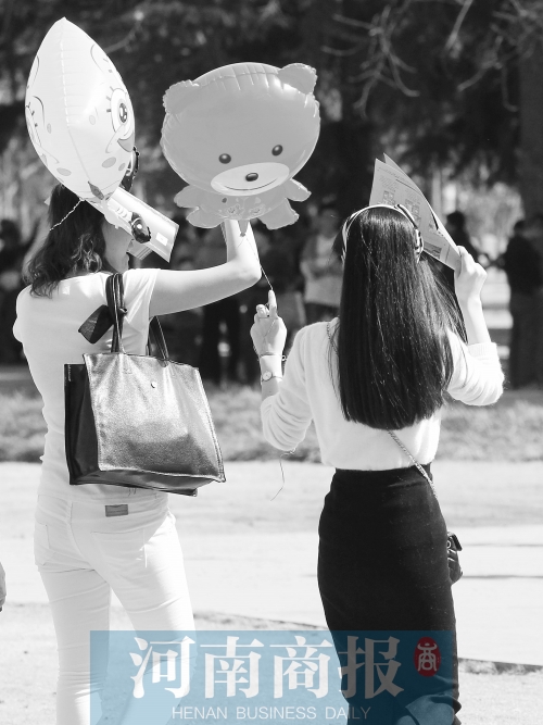 昨天高溫，有人穿上了短袖 記者 鄧萬里/攝