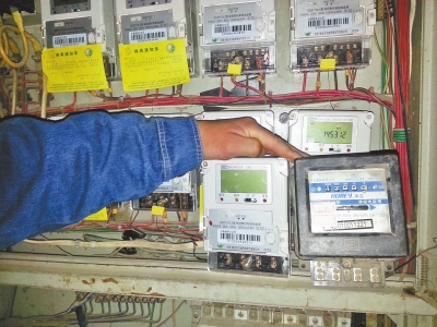 　跟智能電表（左）相比，老式機械電表（右）就像個“老古董”。