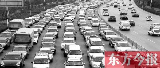 21日，鄭州市中州大道，大量擁堵的汽車將寬寬的道路變成“停車場”