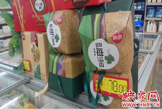 今年商場(chǎng)里的散裝、袋裝粽子多了，盒裝粽子的售價(jià)也更加親民。