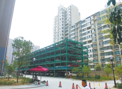 商城路與英協(xié)路交叉口附近的濱河綠苑小區(qū)內(nèi)，剛剛建好一個立體停車場。