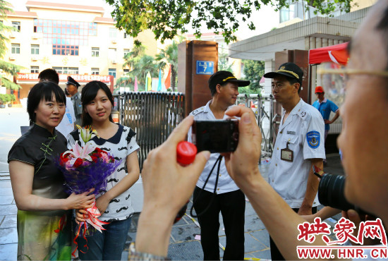 父親用手中的相機記錄下這重要的一刻。