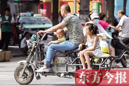 這樣帶著孩子，一個剎車，孩子就有可能摔下車
