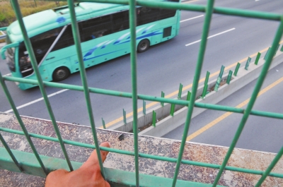 事發(fā)現(xiàn)場的橋梁護(hù)欄上,還留有疑似肇事瀝青塊的碎片。