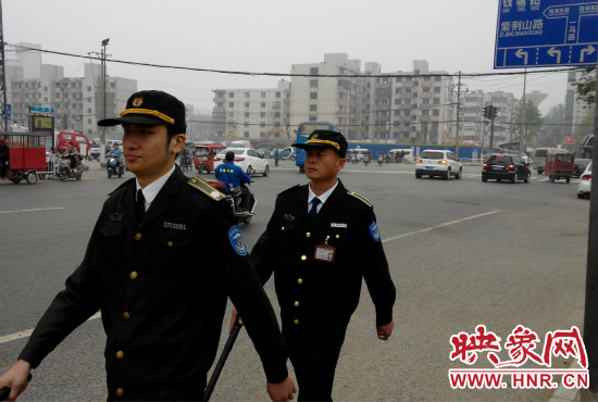 每天，老王的工作就是在火車站附近巡邏