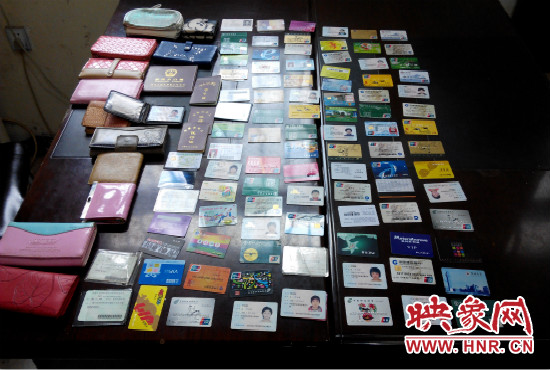 在日常執(zhí)勤當中，巡防隊員經(jīng)常能撿到很多的身份證和銀行卡。